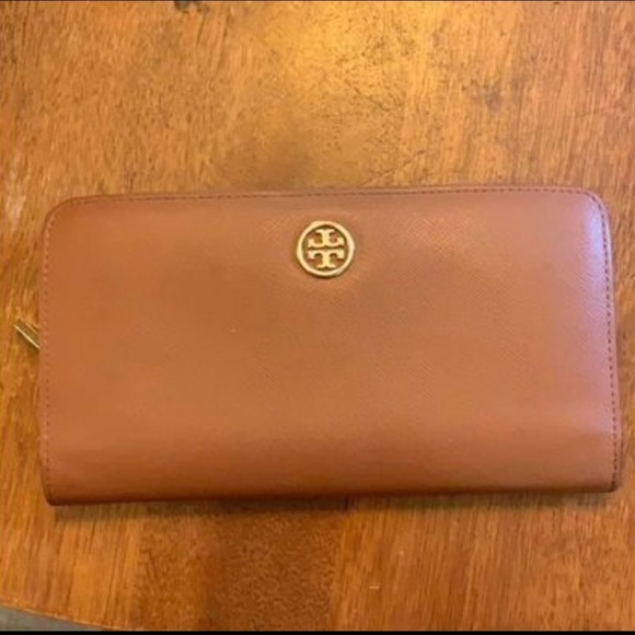 Tory Burch Handbags - Tory Burch Robinson Wallet